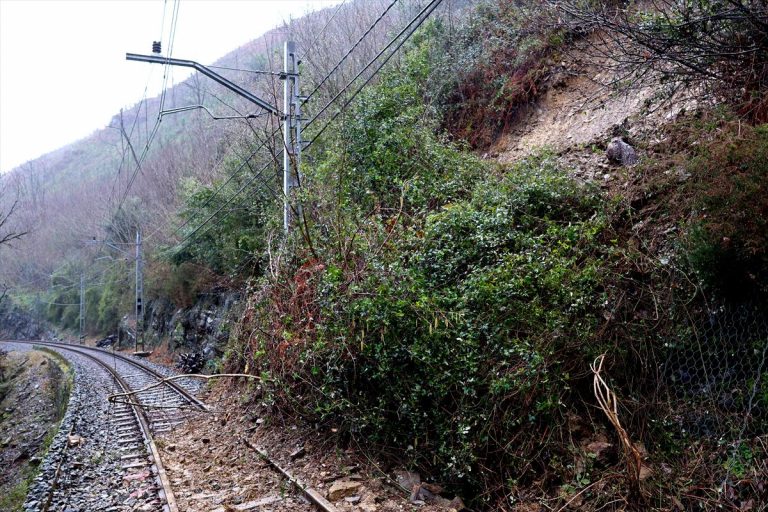 Desprendimiento sobre la vía entre Elgoibar y Mendaro (Gipuzkoa). Imagen: TOKIKOM / Barren